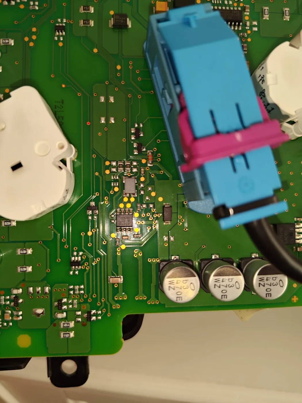 Boîtier BSI ouvert pour reprogrammation de clé — atelier CléAzur